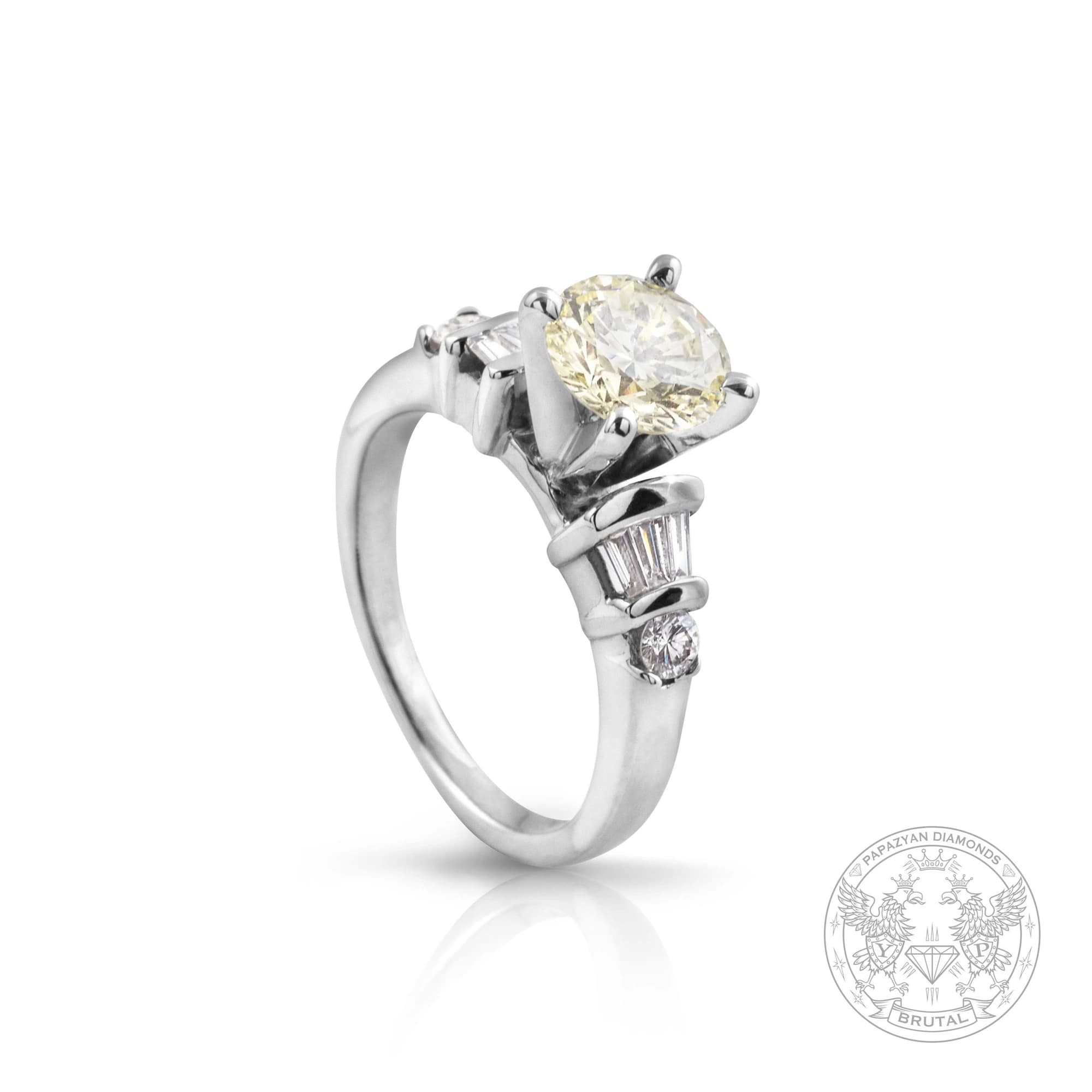 Годежен пръстен с диамант 1,01 ct и странични брилянти 0,3 ct в бяло злато 585 — CGL сертифициран