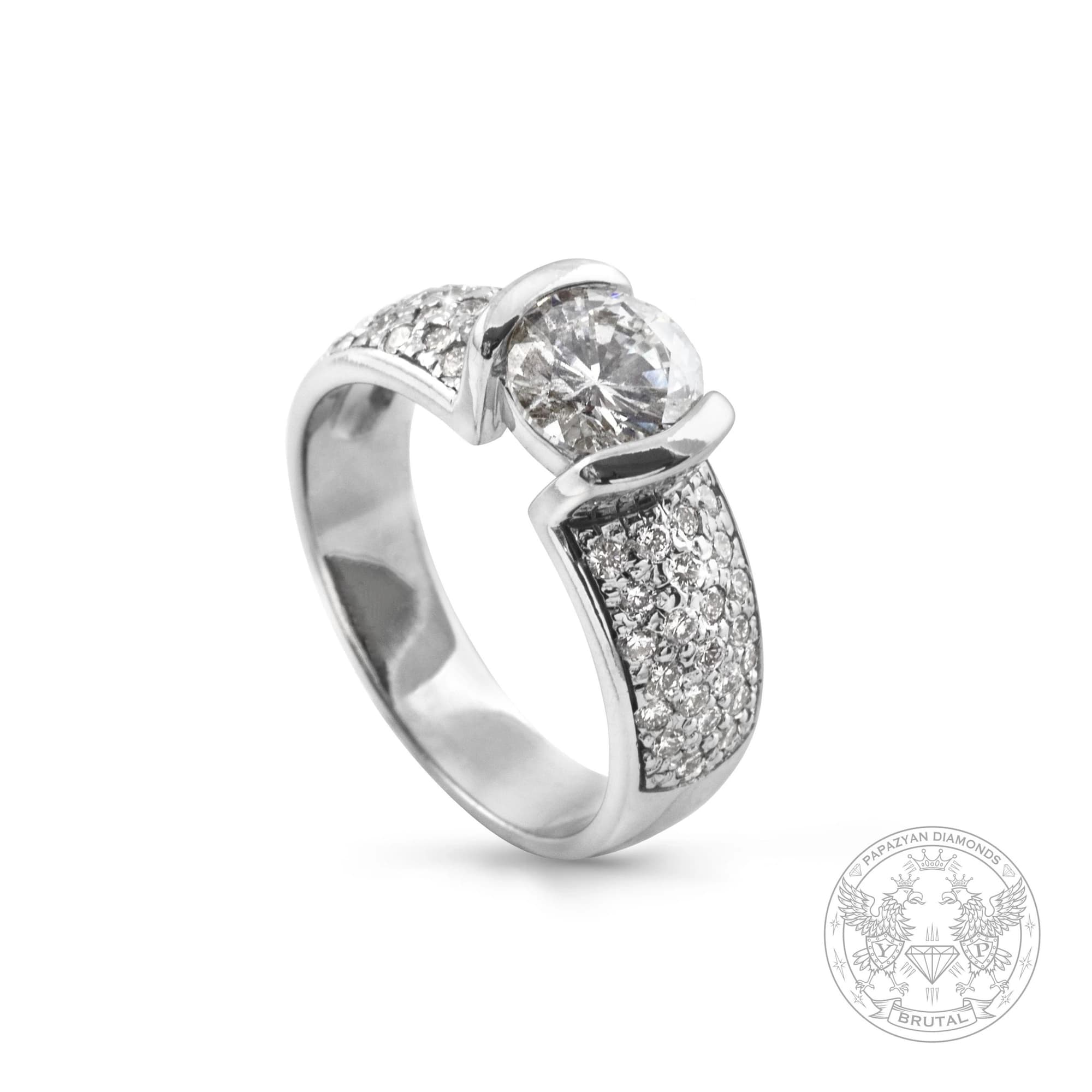 Годежен пръстен с диамант 0,79 ct и странични брилянти 0,35 ct в бяло злато 750 — CGL сертифициран