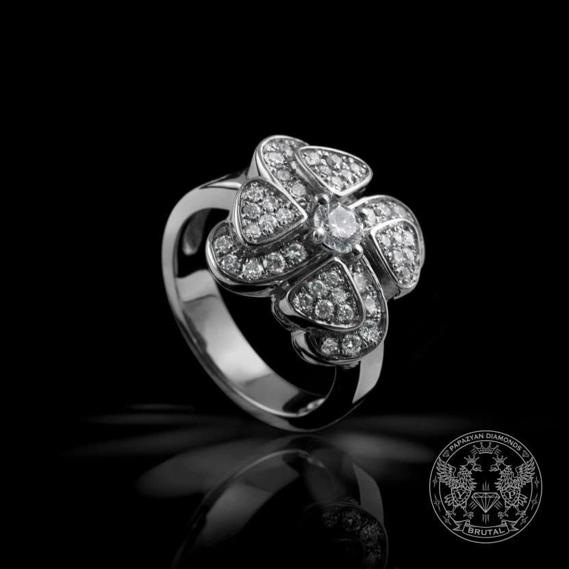 Годежен пръстен с диамант 0,23 ct и странични брилянти 0,63 ct в бяло злато 585