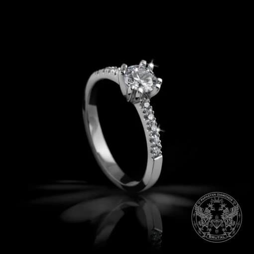 Годежен пръстен с диамант 0,3 ct и странични брилянти 0,12 ct в бяло злато 585 — GIA сертифициран
