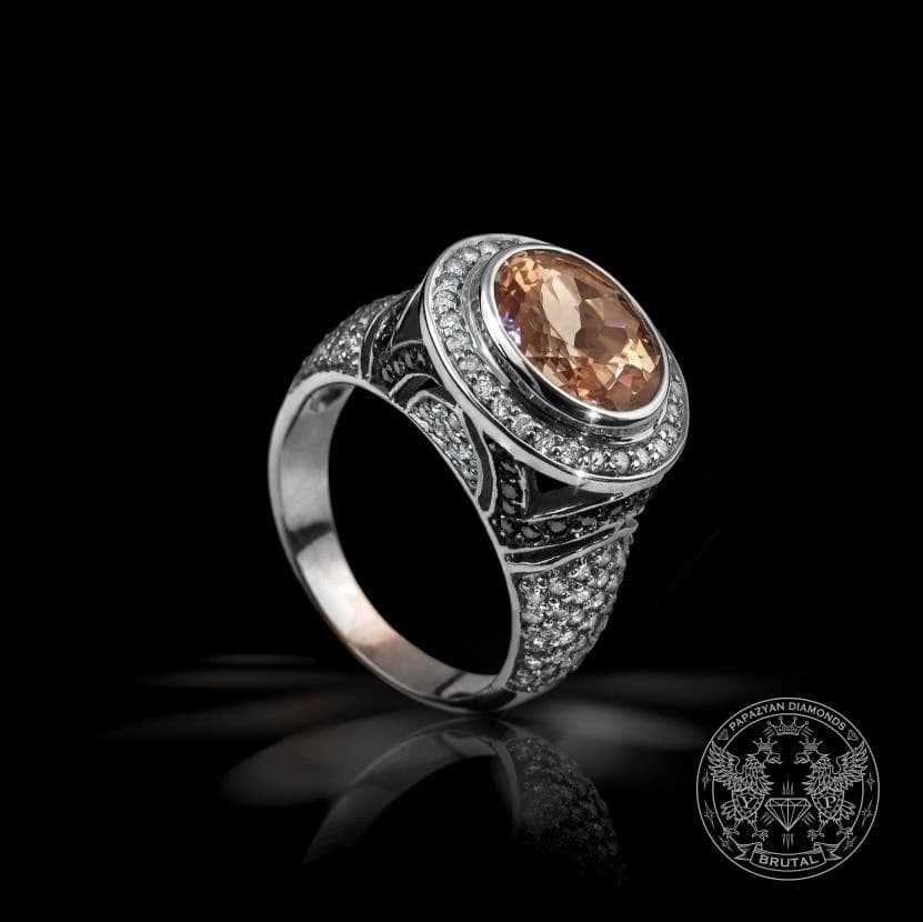 Годежен пръстен с диамант 1,04 ct и странични брилянти 0,26 ct в жълто злато 585