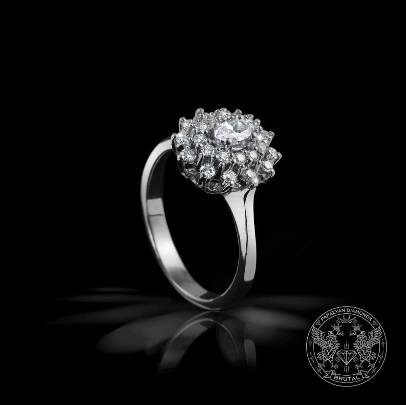 Годежен пръстен с диамант 0,16 ct и странични брилянти 0,3 ct в злато 750