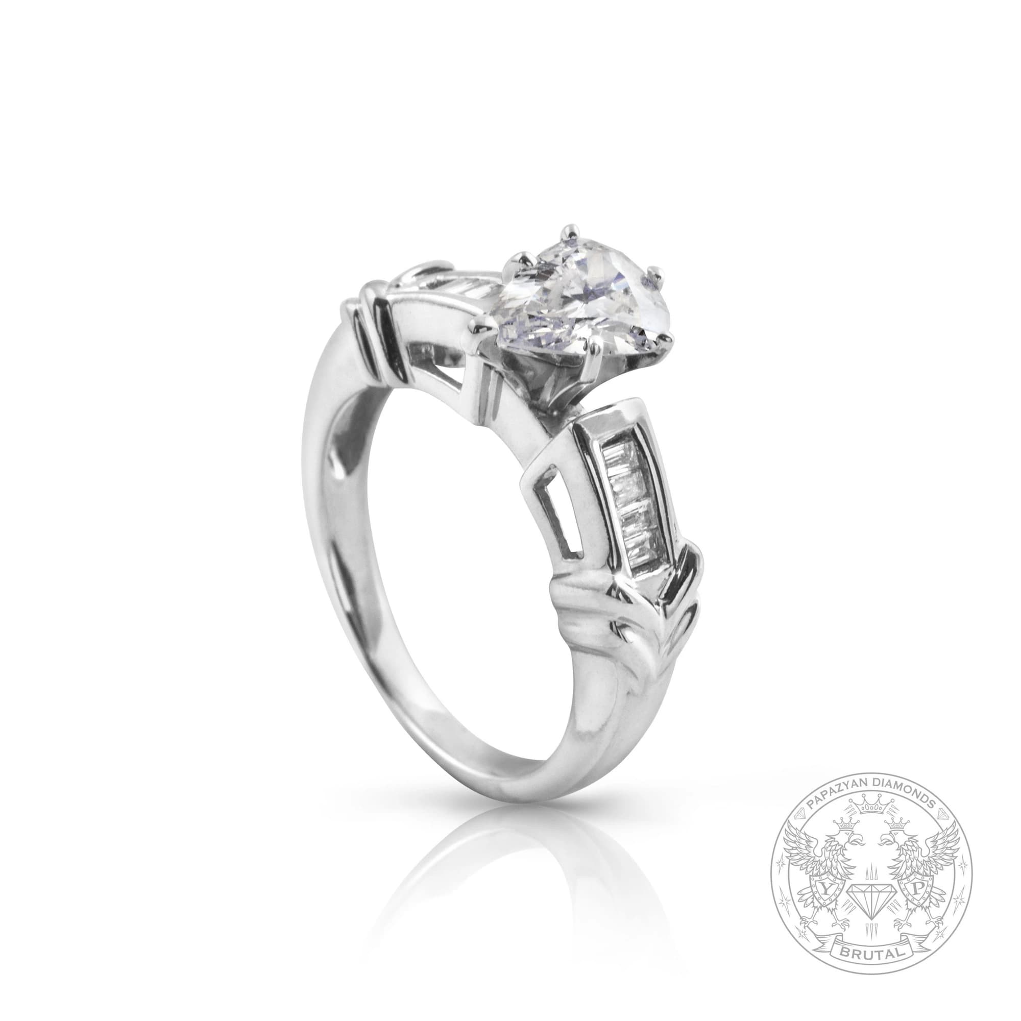 Годежен пръстен с диамант Pear 0,75 ct и странични брилянти 0,32 ct в бяло злато 585
