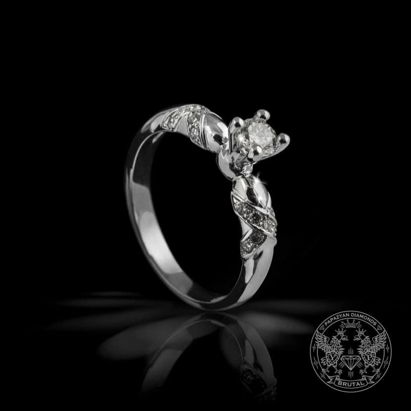 Годежен пръстен с диамант 0,24 ct и странични брилянти 0,15 ct в бяло злато 585