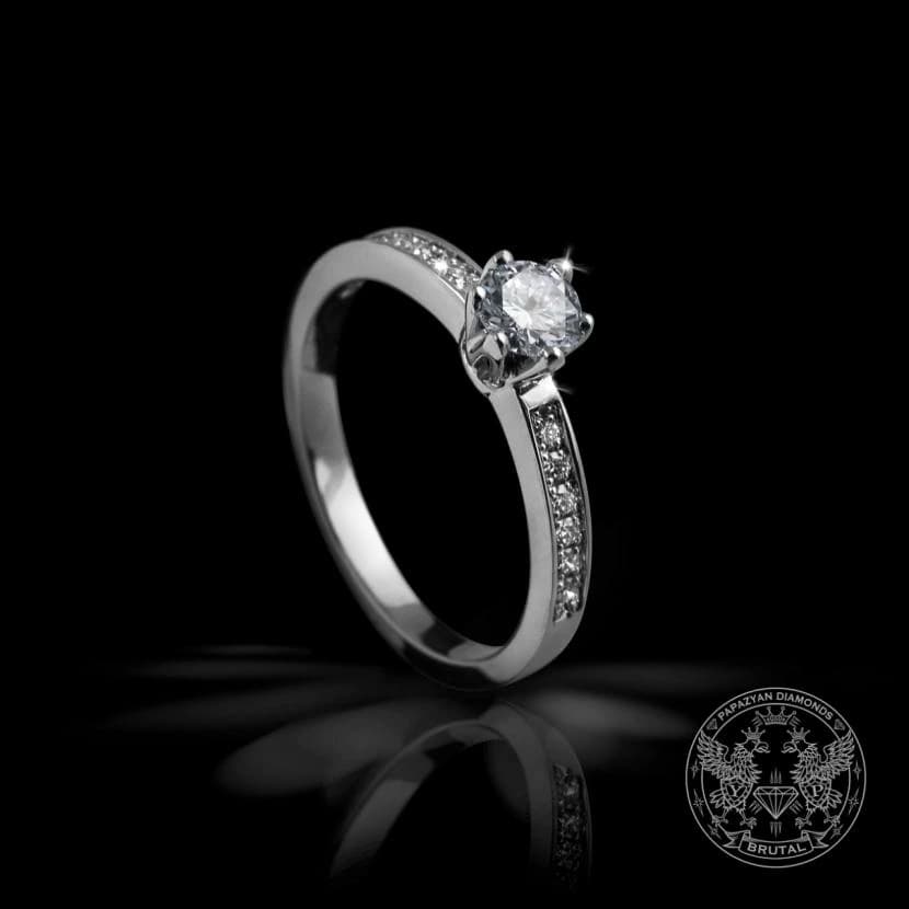 Годежен пръстен с диамант 0,22 ct и странични брилянти 0,1 ct в бяло злато 750