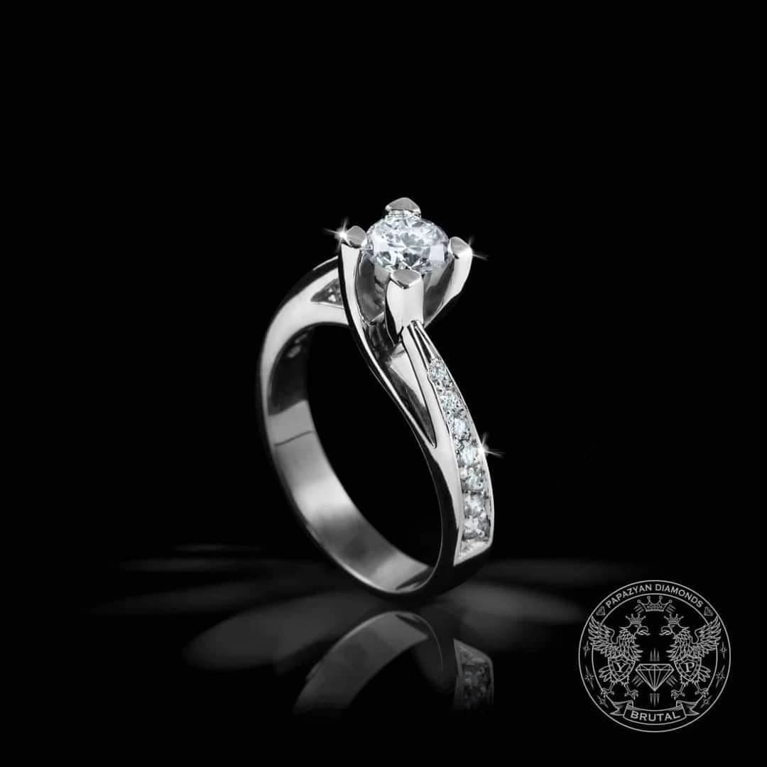 Годежен пръстен с диамант 0,4 ct и странични брилянти 0,157 ct в бяло злато 585