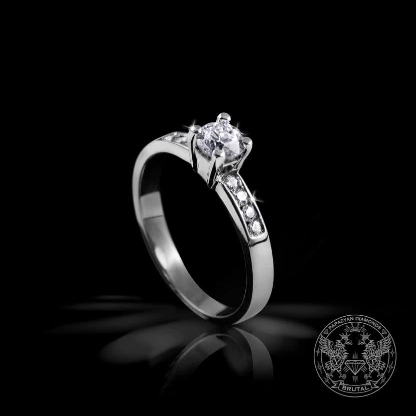 Годежен пръстен с диамант 0,32 ct и странични брилянти 0,1 ct в бяло злато 585