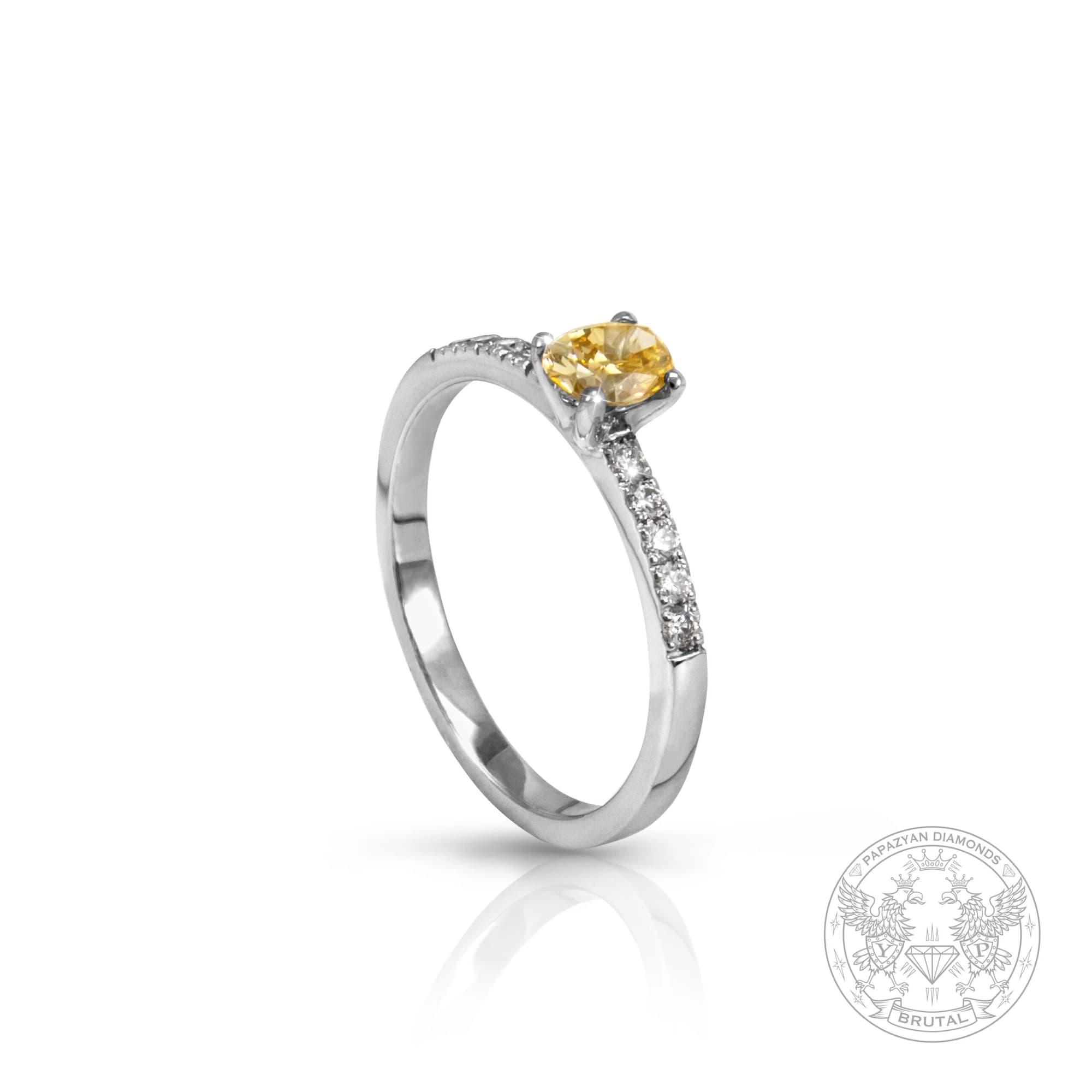 Годежен пръстен с диамант 0,34 ct и странични брилянти 0,1 ct в бяло злато 585