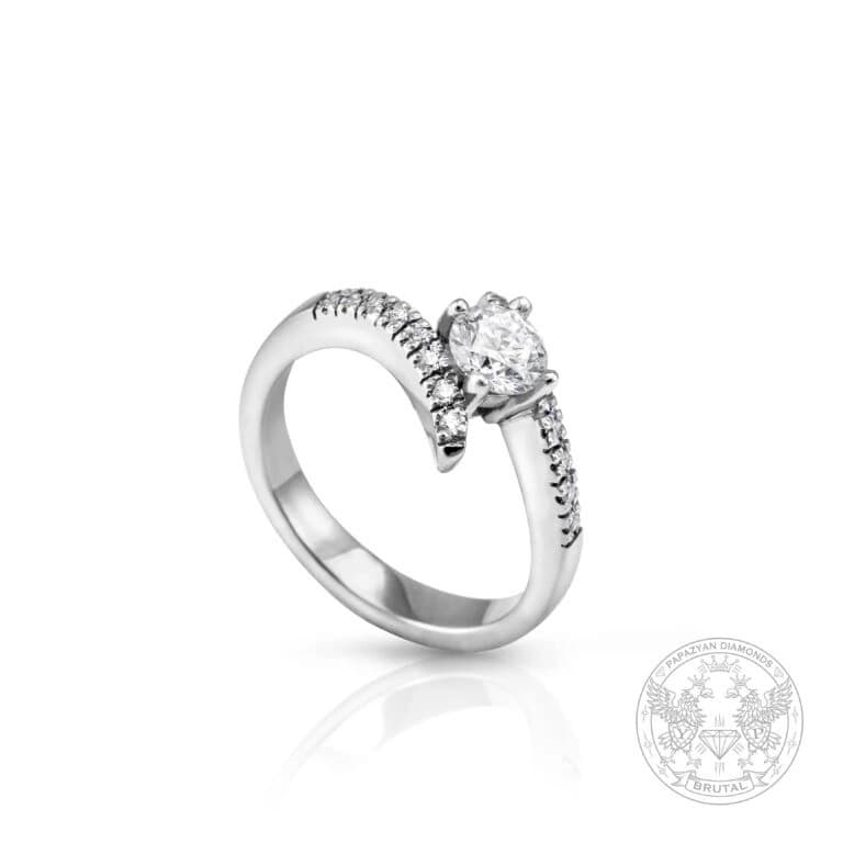 Годежен пръстен с диамант 0,32 ct и странични брилянти 0,12 ct в бяло злато 750