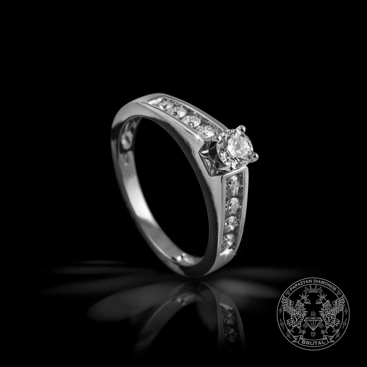Годежен пръстен с диамант 0,22 ct и странични брилянти 0,34 ct в бяло злато 585