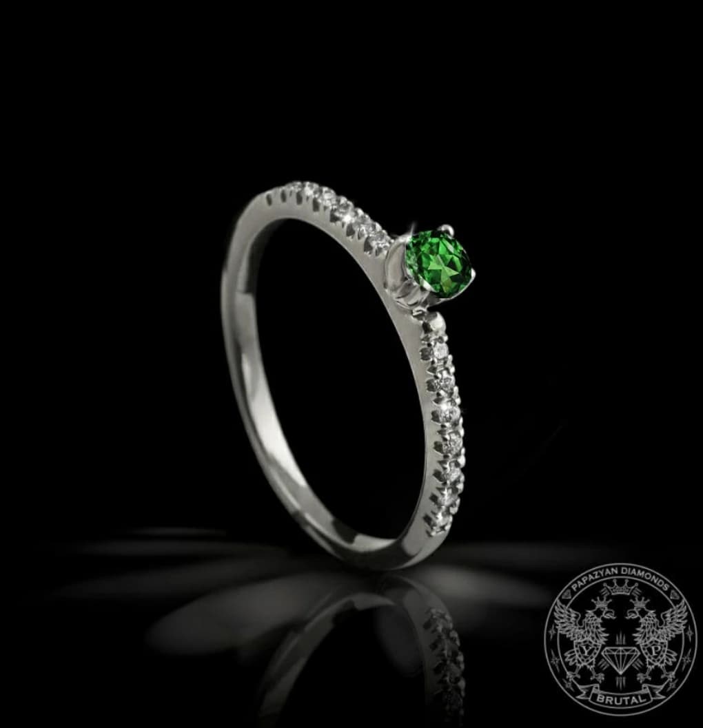 Годежен пръстен с цаворит 0,35 ct и странични брилянти 0,08 ct в бяло злато 585