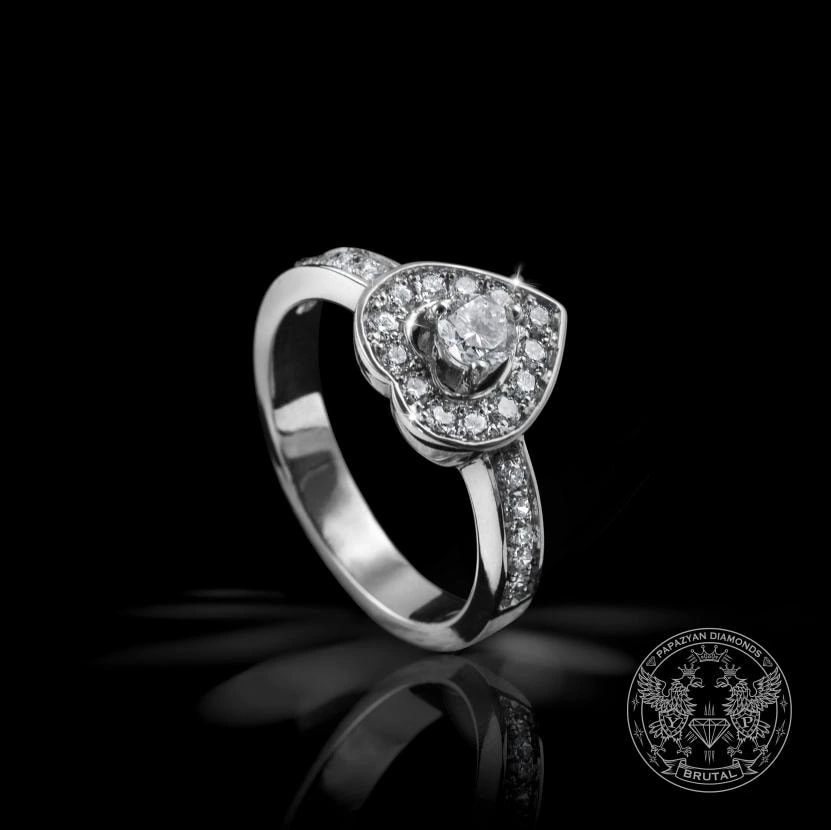 Годежен пръстен с диамант Heart 0,17 ct и странични брилянти 0,29 ct в бяло злато 585 — снимка 1
